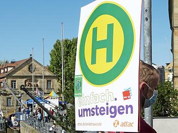 Mit Plakaten wie diesem machten die Aktivisten Werbung für's Busfahren. Foto: Julian Megerle
