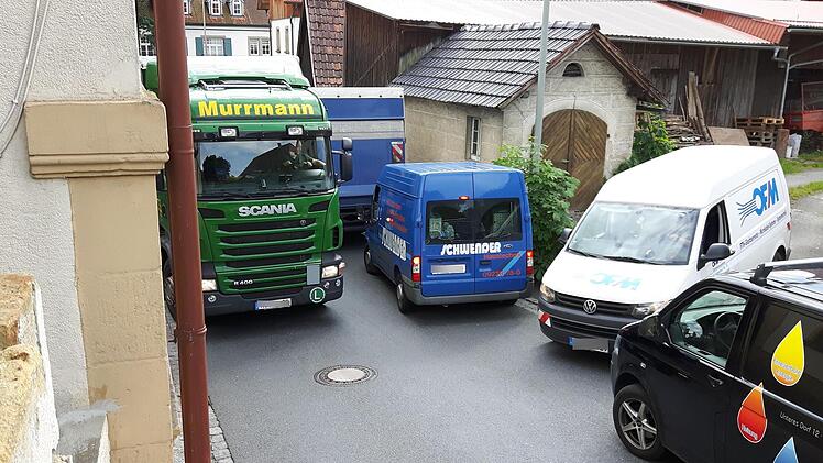 Nichts geht mir. Solche Szenen spielen sich in der Döllnitzer Ortsdurchfahrt immer wieder ab.