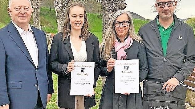 Landrat Thomas Bold (von links) mit Hanna Schmitt, TV/DJK Hammelburg, sowie Barbara und Thomas J&auml;ger in Vertretung von Maximilian J&auml;ger, Brandenburgischer Pr&auml;ventions- und Rehabilitationssportverein e. V. (BPRSV e.V.) Cottbus.