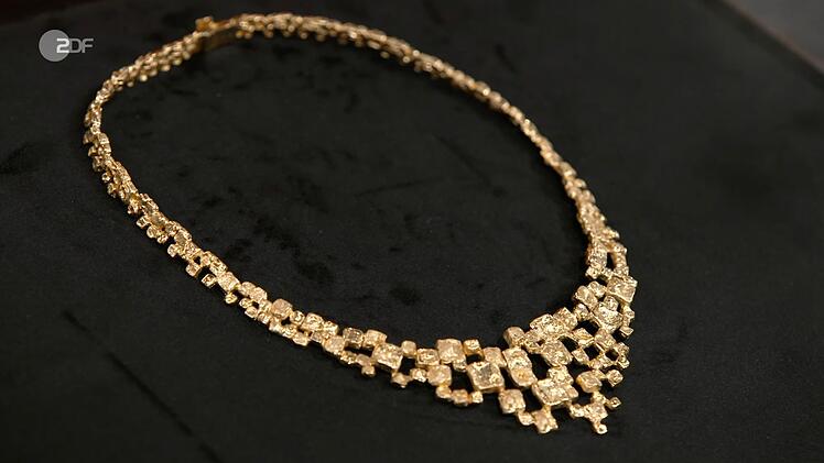 Ein "prachtvolles Bib-Collier" aus sattem 750er Gelbgold datierte Heide Rezepa-Zabel in den 1960er/70er-Jahren. Gew&uuml;nscht wurden 7.300 Euro. Expertin Rezepa-Zabel sch&auml;tzte noch 7.800 bis 8.500 Euro, denn allein der Goldwert lag schon bei 7.000 Euro. Letztlich zahlte Daniel Meyer 7.600 Euro.
