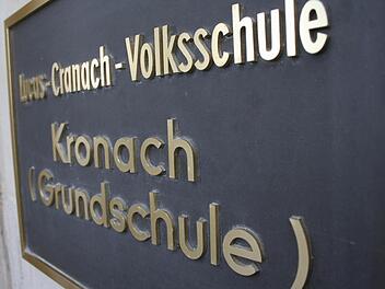 Glück für die Lucas-Cranach-Schule: Der Begriff Volksschule soll weichen, doch die dadurch falsche Eingangstafel müsste ohnehin nach der Generalsanierung ausgetauscht werden. Somit entstehen hier keine ungeplanten Kosten durch die Umbenennung.