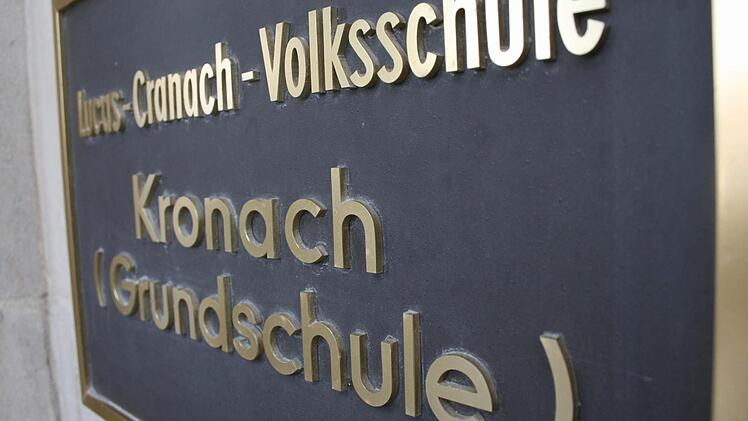 Glück für die Lucas-Cranach-Schule: Der Begriff Volksschule soll weichen, doch die dadurch falsche Eingangstafel müsste ohnehin nach der Generalsanierung ausgetauscht werden. Somit entstehen hier keine ungeplanten Kosten durch die Umbenennung.