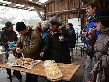 Wie schmeckt der Käse, wenn man die Kühe kennt: Verkostung der Milch und der verschiedenen Käsesorten der Familie Zeitz.