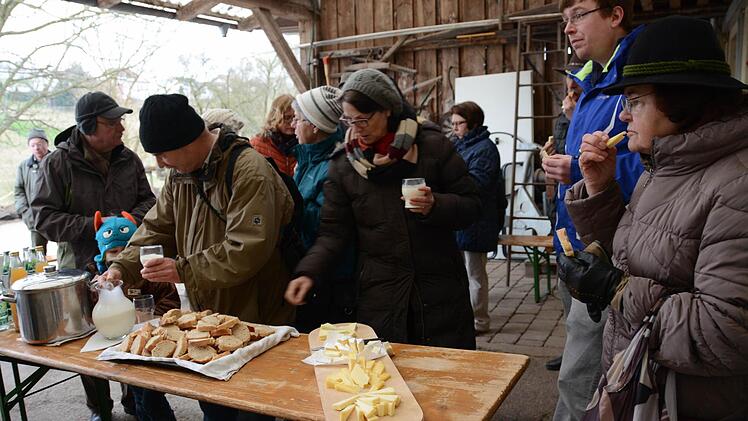 Wie schmeckt der Käse, wenn man die Kühe kennt: Verkostung der Milch und der verschiedenen Käsesorten der Familie Zeitz.