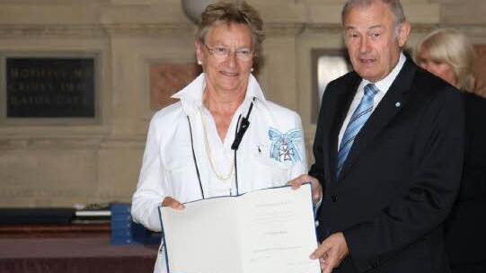 Im Juli 2008 überreichte der damalige Ministerpräsident Günther Beckstein Regina Rinke den Bayerischen Verdienstorden. Im Jahr 2000 ist sie mit dem Bundesverdienstkreuz ausgezeichnet worden. Foto: Archiv Saale-Zeitung