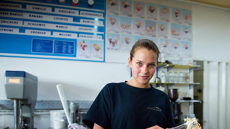 Eis verkaufen, kellnern oder am Fließband arbeiten: In den Ferien verdienen sich viele Schüler oder Studenten etwas dazu. Wer keine bösen Überraschungen erleben will, sollte aber bei der Suche nach dem Ferienjob einige Regeln beachten.  Foto: Bernd von Jutrczenka, dpa