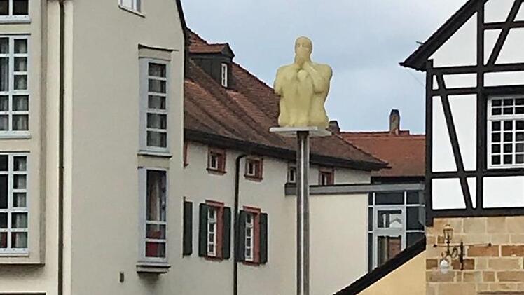 An den oberen Mühlen blickt ein "Poet" von Jaume Plensa  in die Ferne.