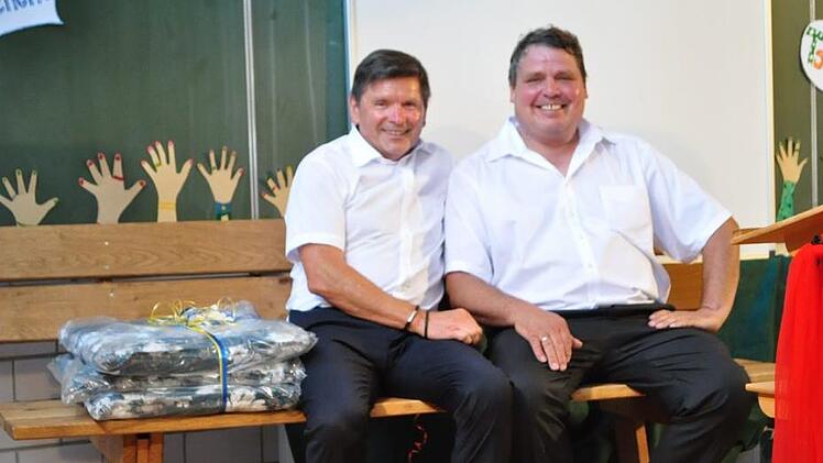 Bürgermeister Hermann Niediek (rechts) hatte eine Ruhebank für den scheidenden Rektor Alois Brandl dabei.  Simon Albrecht