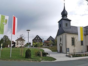 Der neu gestaltete Platz vor der Kirche Foto: Jens Korn