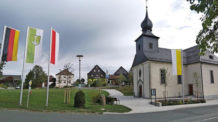 Der neu gestaltete Platz vor der Kirche Foto: Jens Korn