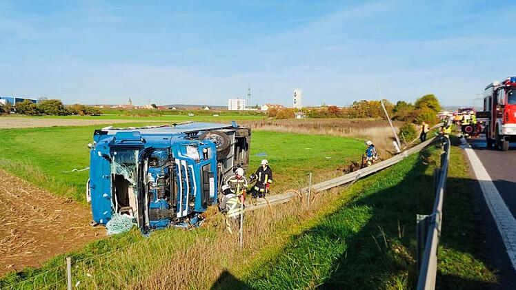 Unfall auf A70 bei Bamberg: Umgekippter Lkw sorgt für Feuerwehreinsatz - Polizei meldet hohen Schaden