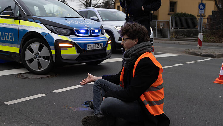 Bayreuth: "Letzte Generation" demonstriert im Stadtgebiet - Klima-Aktivisten kleben sich auf Stra&szlig;e fest