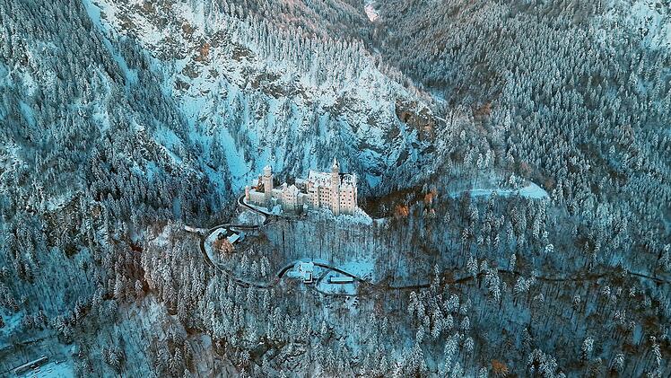 Luftaufnahme des K&ouml;nigsschlosses Neuschwanstein in Bayern, Deutschland. Das ber&uuml;hmte bayerische Ortsschild an einem Wintermorgen.  Aerial panorama of royal castle Neuschwanstein in Bavaria, Germany (Deutschland). The famous Bavarian place sign at winter morning.  von Marilena