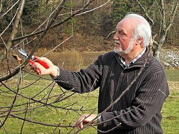 inFranken.de-Gartenexperte kennt sich nicht nur mit Hecken gut aus. Foto: Tobias Stich
