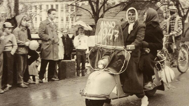 1960: Rudi Hereth und Reinhold Prause erinnern als "Hamsterweiber" an das Hungerjahr 1947.