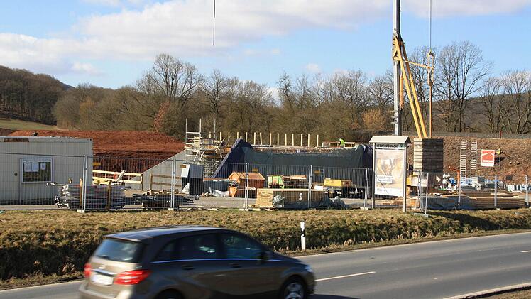 Die Brücke, die später unter der Bahnlinie hindurchführt ist gerade im Bau. Foto: Ralf Ruppert