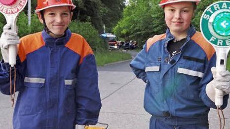 Elmar Geuß (links) und Julius Habermehl sind bei der Eberner Jugendfeuerwehr, weil es Spaß macht und spannend ist. Ob sie mal Feuerwehrmann von Beruf werden wollen, ist aber noch offen.