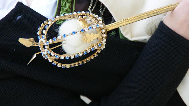 Kunstvoll gearbeitet, mit einem Wollbausch in der Mitte, ist das Zepter der Wollkönigin. Foto: Sabine Weinbeer