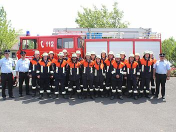 Leistungsprüfung: Die beiden erfolgreichen Gruppen der Rannunger Feuerwehr mit Prüfern und Ausbildern.  Foto: FFW Rannungen