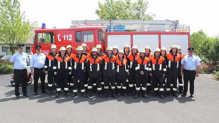 Leistungsprüfung: Die beiden erfolgreichen Gruppen der Rannunger Feuerwehr mit Prüfern und Ausbildern.  Foto: FFW Rannungen