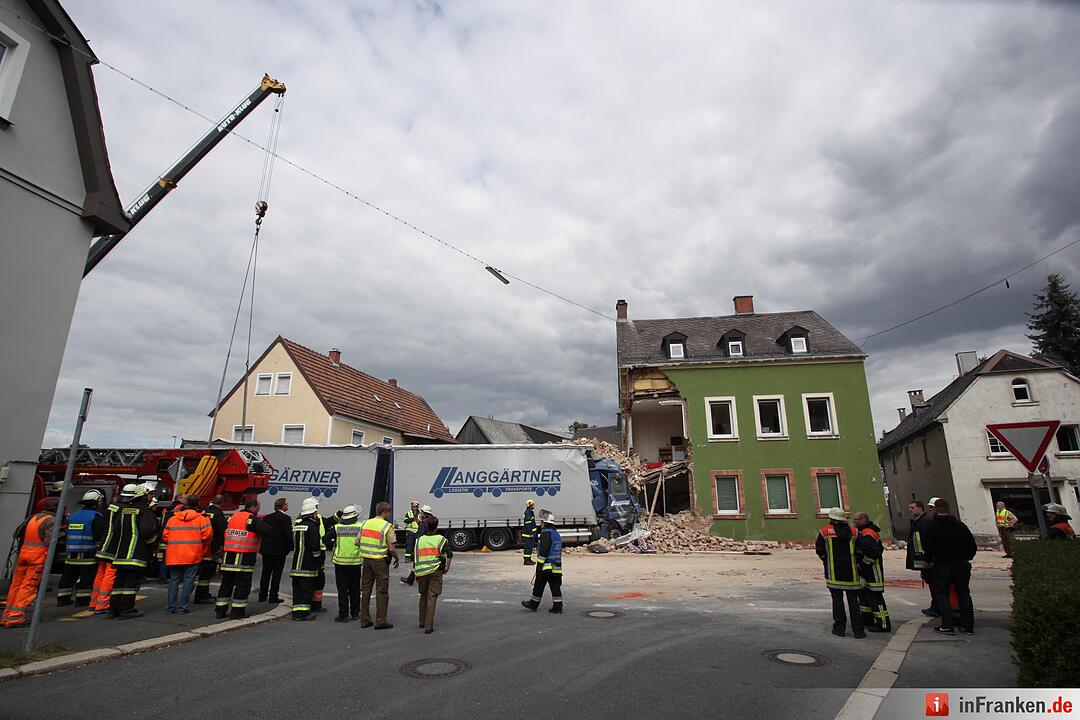 Lkw kracht in Wohnhaus in Oberkotzau