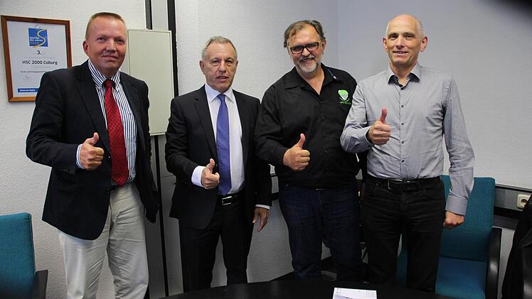 Machen gemeinsame Sache (von links): Wolfgang Hörnlein vom BBC Coburg, Wolfgang Gremmelmaier von der VR Bank Coburg, Jürgen Teuber von der VSG Coburg/Grub und Wolfgang Heyder vom HSC 2000 Coburg. Foto: Christoph Böger