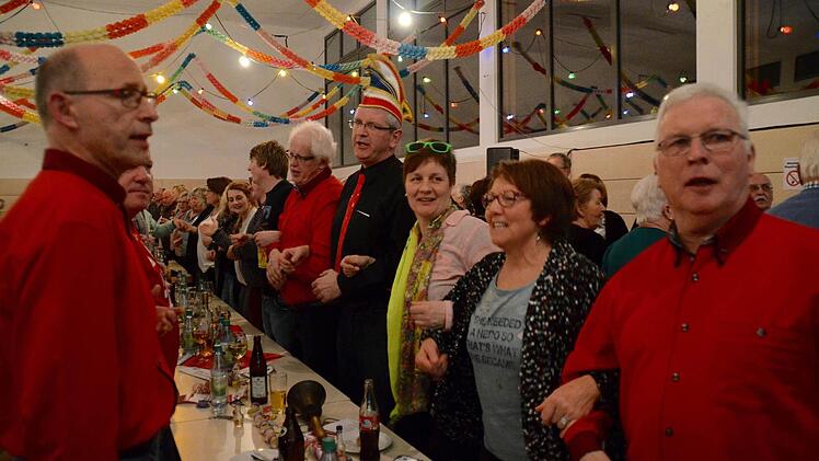 Am Freitagabend blieb nur Zeit für eine Schunkelrunde. Hier sind die Gäste aus Hessen zu sehen, vom Gesangverein Cäcilia aus Steinbach bei Hünfeld. Foto: Kathrin Kupka-Hahn