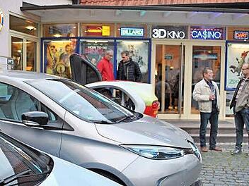 Zur Energiewende gehört auch die Elektro-Mobilität: Einen besonderen Kinoabend mit kleiner E-Fahrzeugschau veranstalteten in Bad Königshofen BBV, BN, Imker und Energie-Initiative.  Foto: Regina Vossenkaul