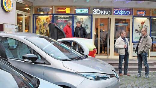 Zur Energiewende gehört auch die Elektro-Mobilität: Einen besonderen Kinoabend mit kleiner E-Fahrzeugschau veranstalteten in Bad Königshofen BBV, BN, Imker und Energie-Initiative.  Foto: Regina Vossenkaul