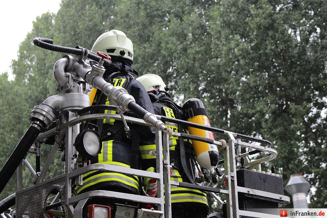 Lagerhalle in Hersbruck vollstaendig ausgebrannt