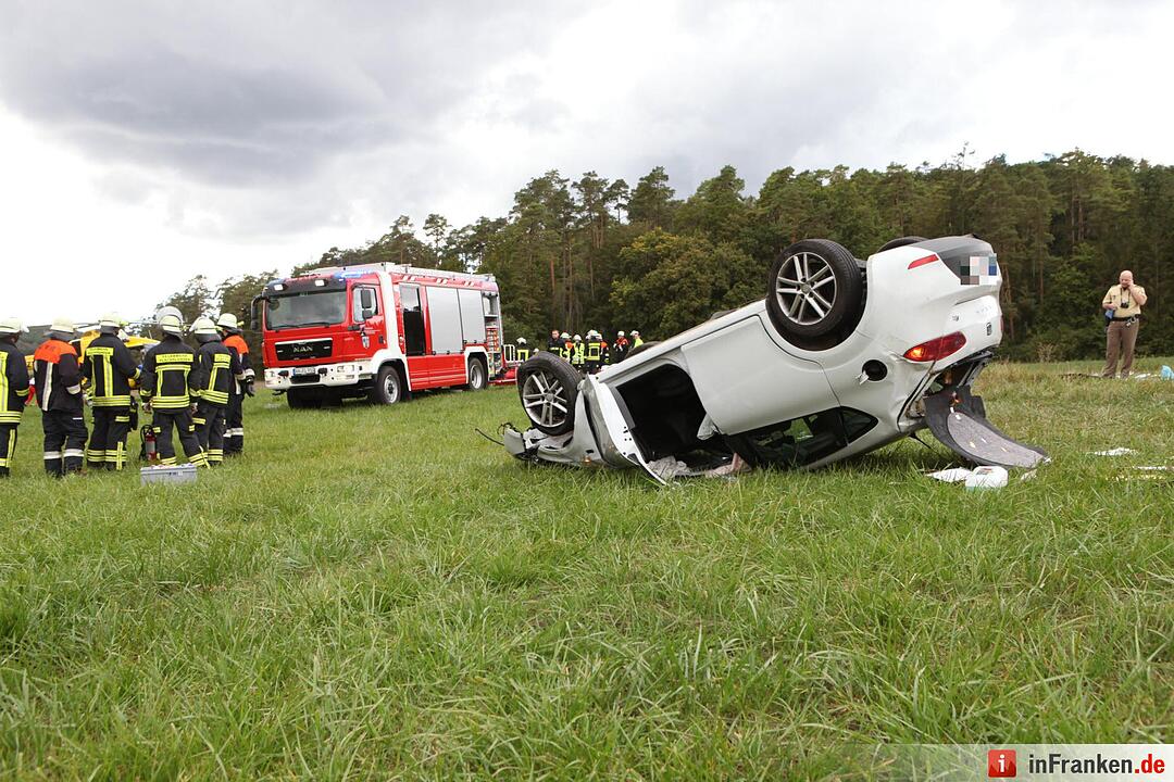 Pkw landet bei Kemmathen auf dem Dach