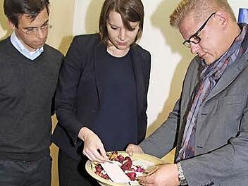 Patrick Kölbel von der Jungen Union, MdB Emmi Zeulner (CSU) und dritter Bürgermeister Frank Wilzok schauen sich auf der Palliativstation des Kulmbacher Krankenhauses die "Nachlässe" der Palliativpatienten an, die den Weg nach Hause nicht mehr geschafft haben. Foto: Sonny Adam