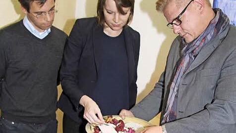 Patrick Kölbel von der Jungen Union, MdB Emmi Zeulner (CSU) und dritter Bürgermeister Frank Wilzok schauen sich auf der Palliativstation des Kulmbacher Krankenhauses die "Nachlässe" der Palliativpatienten an, die den Weg nach Hause nicht mehr geschafft haben. Foto: Sonny Adam