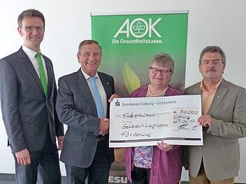 Spendenübergabe zur Selbsthilfegruppenförderung (von links): AOK-Direktor Christian Grebner, Beiratsvorsitzender der Arbeitgeberseite Franz Brosch, Selbsthilfegruppenleiterin Carol Jakob und Beiratsvorsitzender der Versichertenseite Richard Rauh  Foto: Stephan Preisz