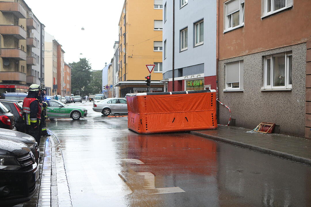 Eine 49-Jährige hat in der Nürnberger Südstadt einen SEK-Einsatz ausgelöst. Sie ging auf Mitbewohner los und war dann Gegenstände aus dem Fenster.
