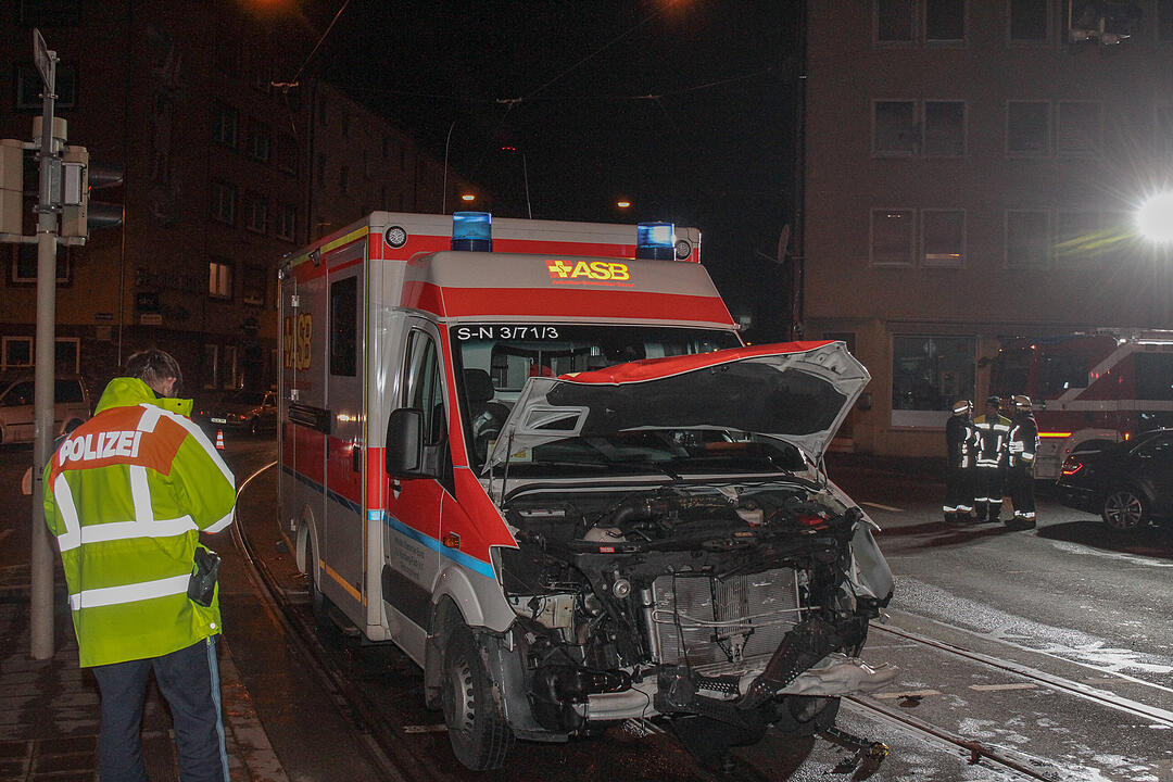 Nürnberg: Rettungswagen kollidiert bei Einsatzfahrt mit Auto – zwei Verletzte