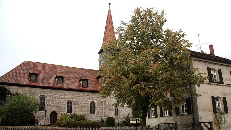 Die Kirche St. Egidien und die danebenstehende "Alte Schule".