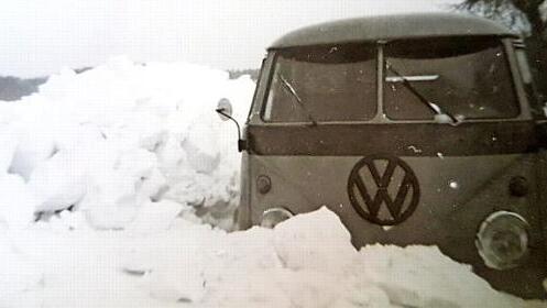 Früher blieb das Postauto schon mal im Schnee stecken.  Foto: privat