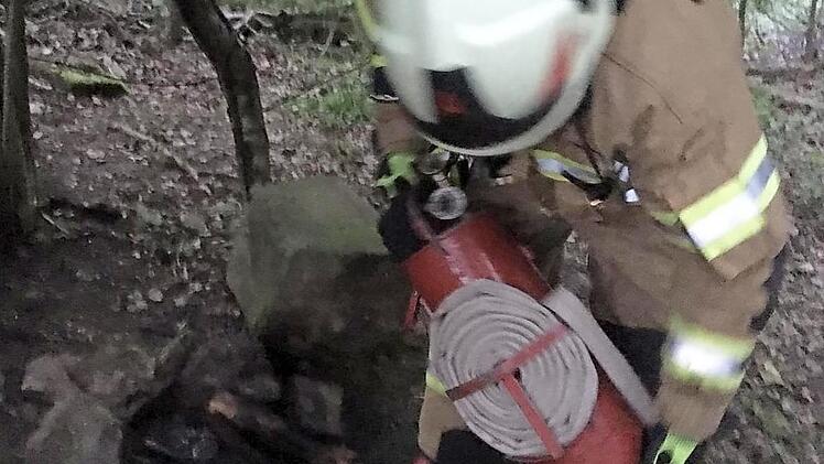 Mit einer Kübelspritze löschte die Zeiler Feuerwehr das Lagerfeuer, das leicht zu einem Waldbrand hätten werden können.  Foto: Christian Licha