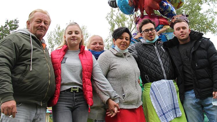Karl-Heinz Störzer (links) und Schwester Ramona  (Dritte von rechts) bilden die Spitze der Schaustellerfamilie Störzer. Foto: Christian Bauriedel