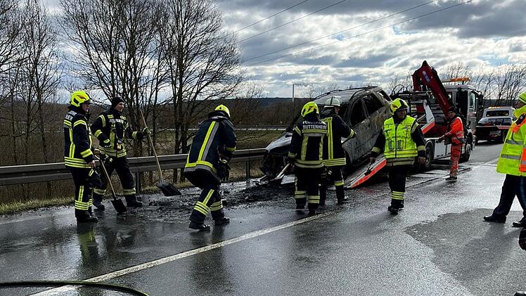 A73 bei Buttenheim: Feuerwehr muss brennendes Auto auf löschen