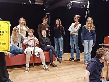Die Theatergruppe der Mittelstufe am Kaspar-Zeu&szlig;-Gymnasium probt f&uuml;r die Auff&uuml;hrungen im Juni.