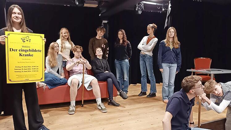 Die Theatergruppe der Mittelstufe am Kaspar-Zeu&szlig;-Gymnasium probt f&uuml;r die Auff&uuml;hrungen im Juni.