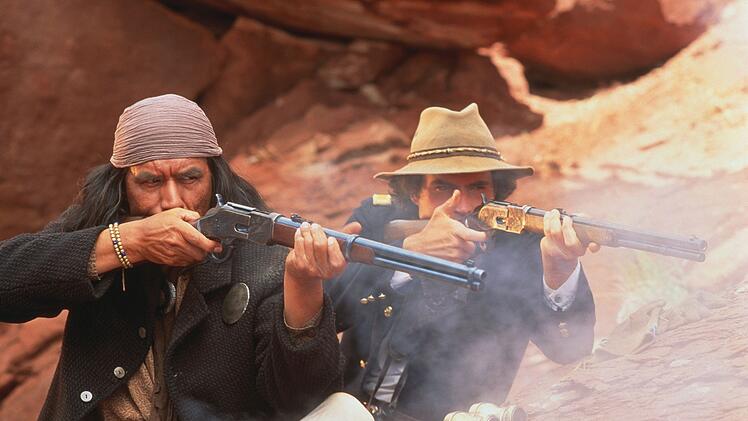 Apachen-H&auml;uptling Geronimo (Wes Studi, links) wird von Lt. Charles Gatewood (Jason Patric) in seinem Kampf f&uuml;r Gerechtigkeit unterst&uuml;tzt.