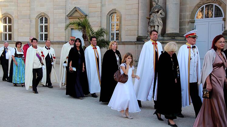 Auch Frauen (Burgfrauen) und Kinder (Burgfrösche) nahmen an dem Ritterzug teil.