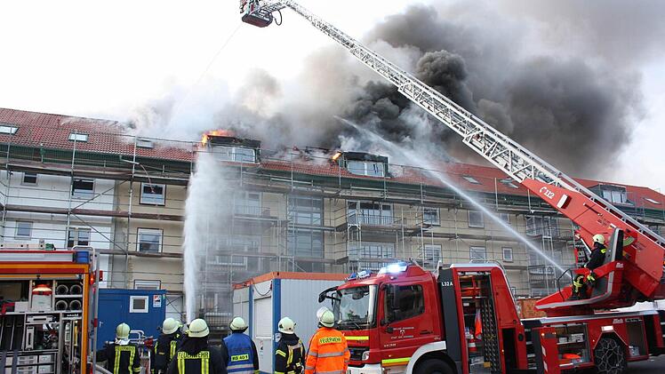 Bei Sanierungsarbeiten eines Hauses in der Pfalzstraße in Bad Kissingen ist am Donnerstagnachmittag ein Dachstuhlbrand ausgebrochen. Foto: Peter Rauch