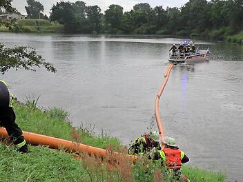 Im Haßfurter Hafen baute die Feuerwehr eine Ölsperre auf dem Main auf. Sie wollte damit den Ölfilm stoppen.  Foto: Christian Licha