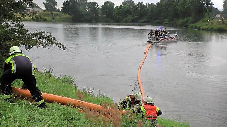 Im Haßfurter Hafen baute die Feuerwehr eine Ölsperre auf dem Main auf. Sie wollte damit den Ölfilm stoppen.  Foto: Christian Licha