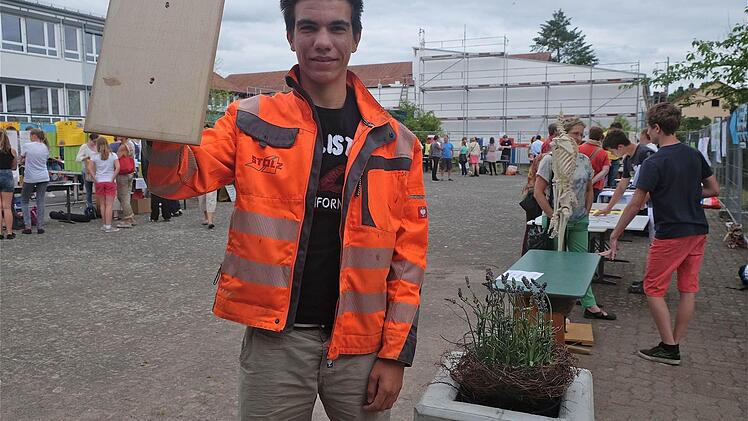 Zukunft im Baugewerbe: Hier stellt Fabian Ohmert seinen selbstgefertigten Betonblumenkasten vor.