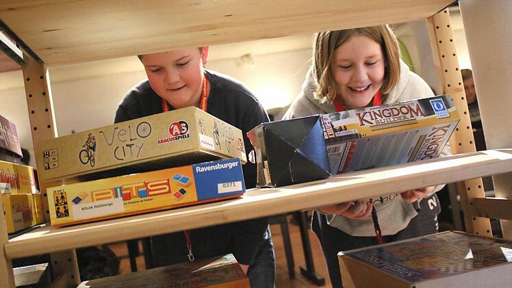 Vorfreude auf das nächste Spiel: Jona (9) und Nina (10) aus Königsberg. "Wir finden die Spieltage immer so schön", strahlte Nina.